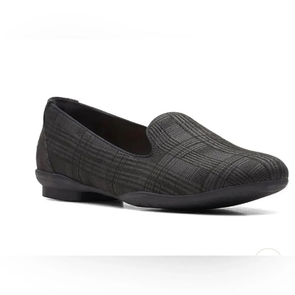 CLARKS SARA POPPY WOMENS SLIP ON SMOKING LOAFERS BLACK PLAID SIZE 6.5